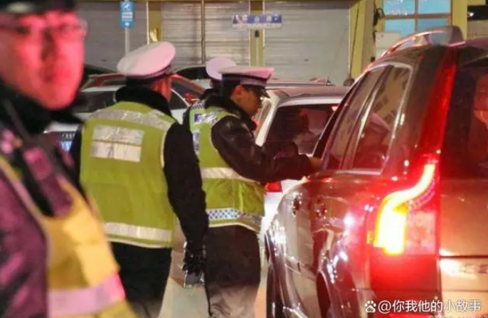 酒后叫代駕遇交警，河北男子大方打招呼并主動接受檢測